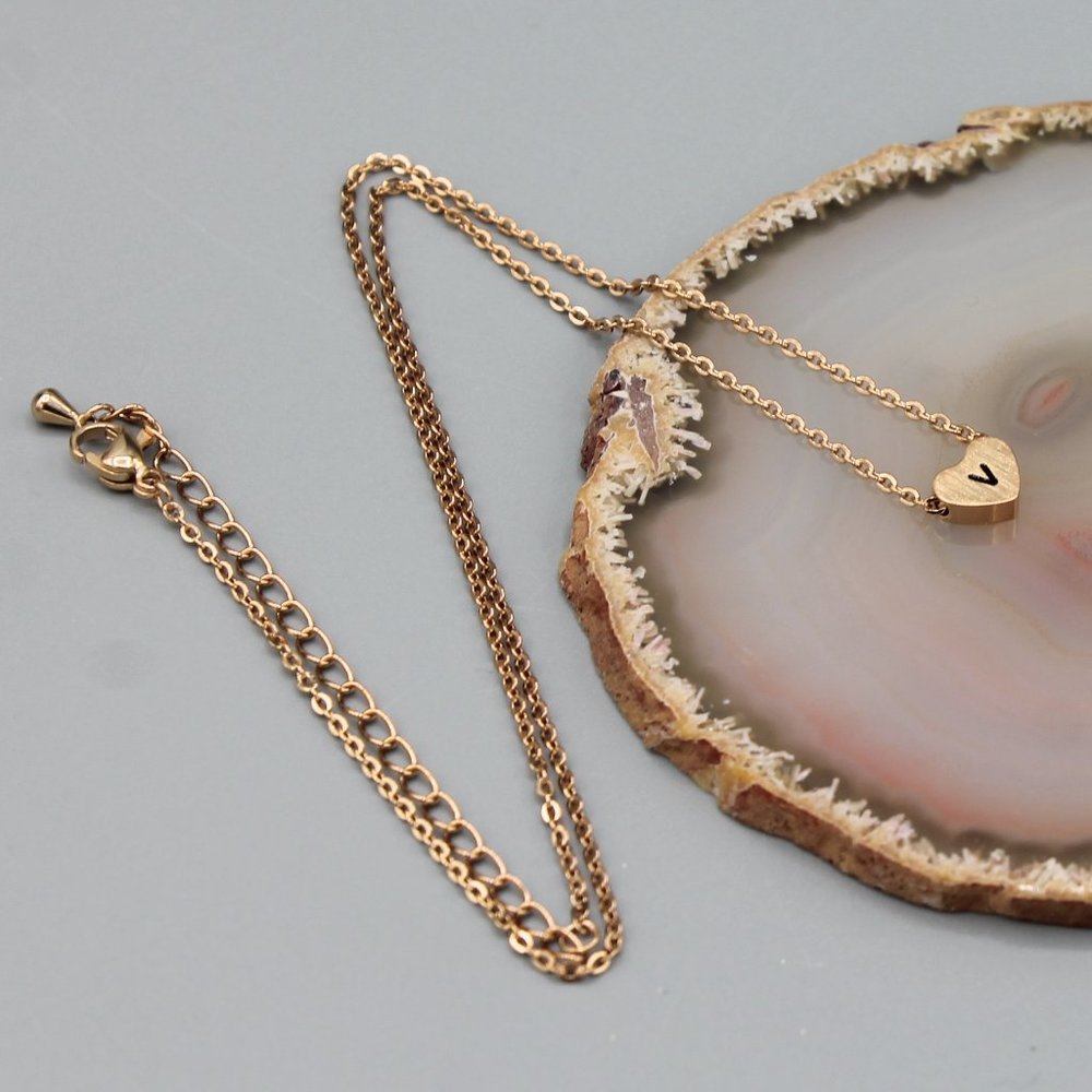 Jewelry necklace alphabet letter V rose gold tone heart love minimalist dainty - Picture 4 of 5